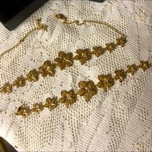 Necklace and bracelet set. Gold tone